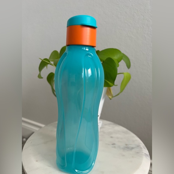 Tupperware water bottle - Picture 3 of 8